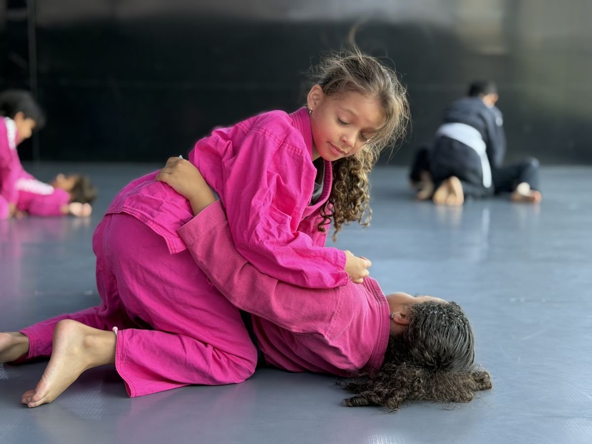Duas meninas de quimono rosa treinando